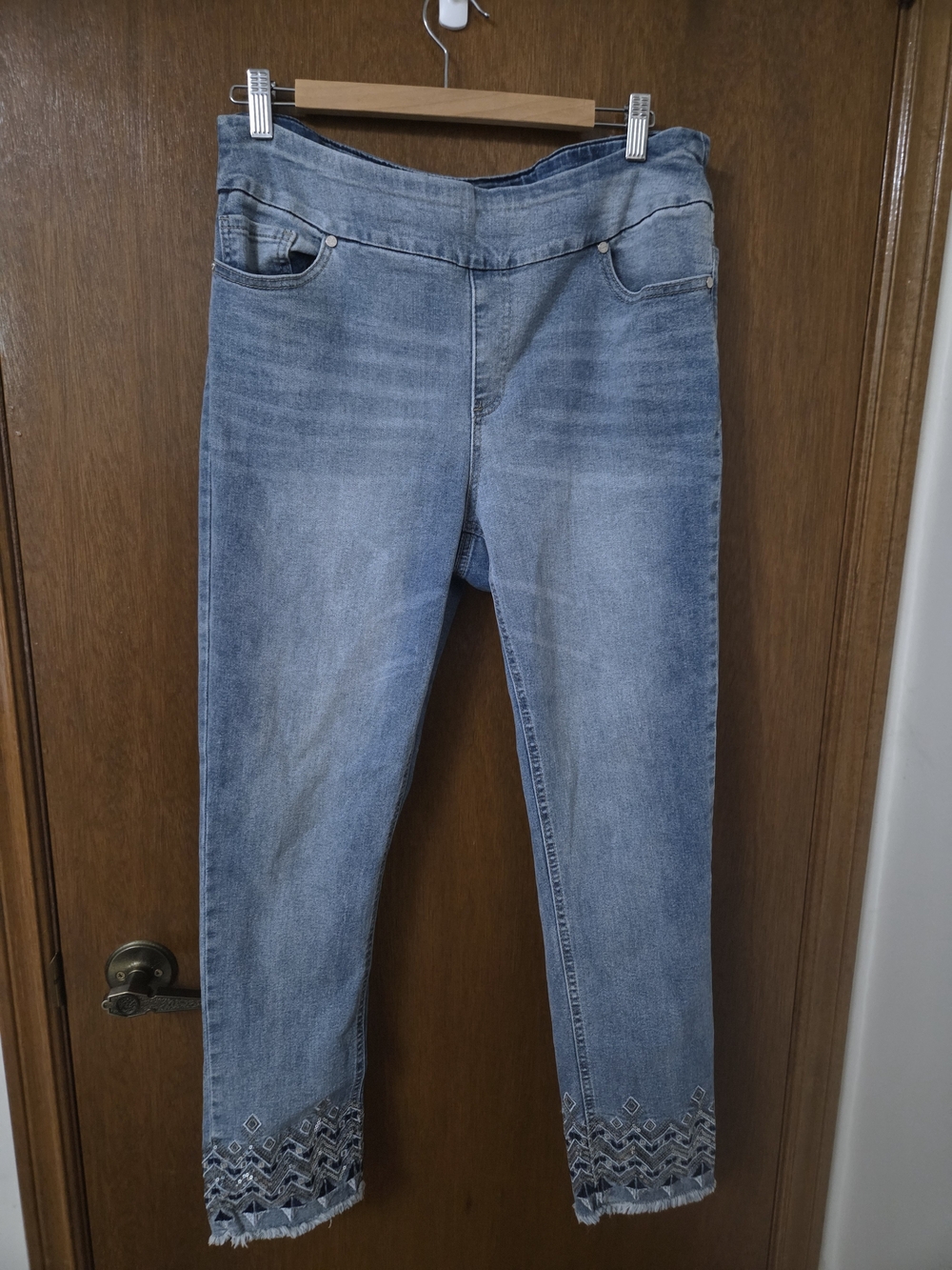 Embroidered Hem Cropped Women’s Jeans - Blue